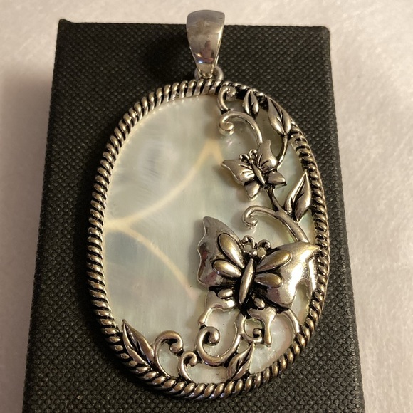 NWOT - Oval Braided Silver Butterfly Abalone Shell Pendant &  Dangle Earrings - Picture 2 of 9